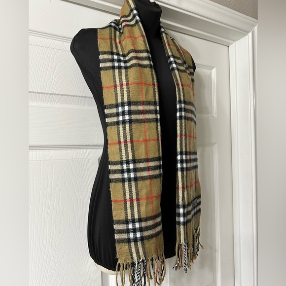 Burberrys 100% Cashmere Scarf - Picture 6 of 7